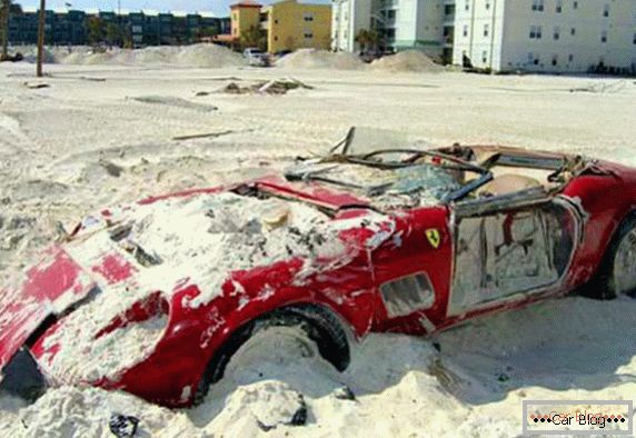 Ferrari 250 Spyder засыпало песком