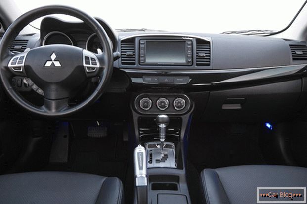 Аўтамабіль Mitsubishi Lancer можа пахваліцца стыльным салонам з эрганамічнымі сядзеннямі