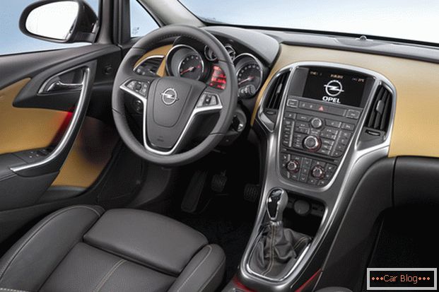 салон автомобиля  Opel Astra придётся по вкусу любителям стиля хай-тек
