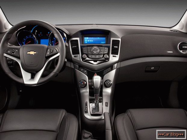 салон аўтамабіля Chevrolet Cruze порадует владельца качеством отделочных материалом и спортивной стилистикой