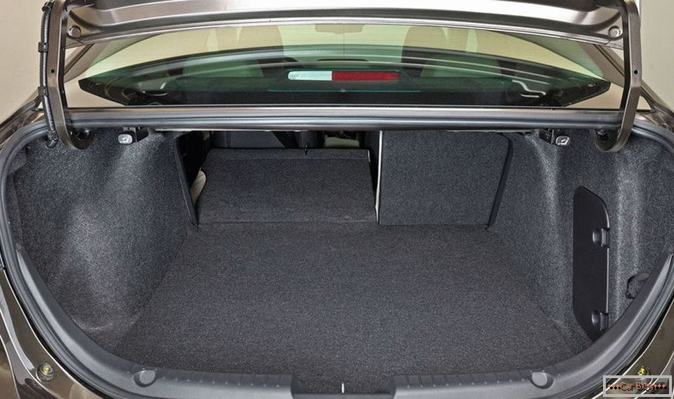 Mazda 3 - багажнік