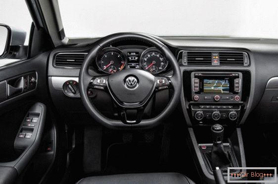 Салон аўтамабіля Volkswagen Jetta сочетает в себе простор и комфортабельность