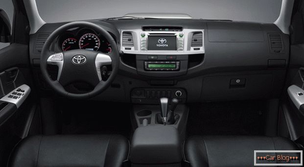 інтэр'ер автомобиля Toyota Haylyuks не может похвастаться качеством отделки, но комфорт в салоне на высшем уровне