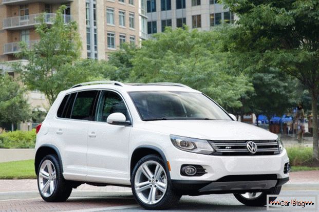 Volkswagen Tiguan сваім вонкавым выглядам выклікае ўпэўненасць, што паездка будзе камфортнай і бяспечнай