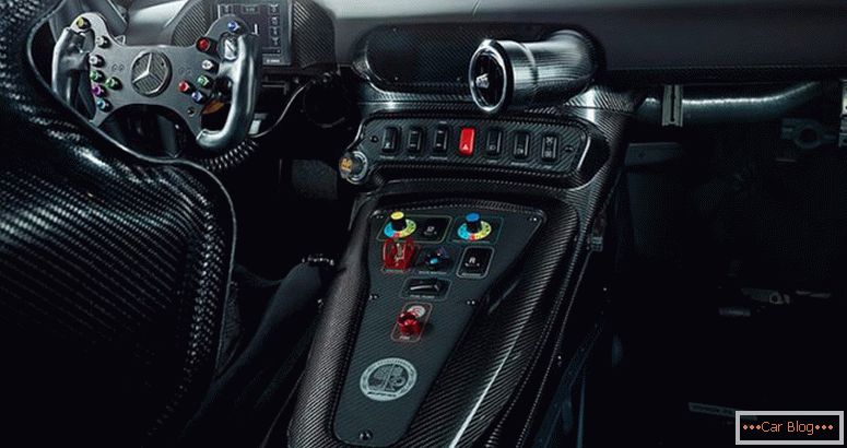 Салон Mercedes-AMG GT4