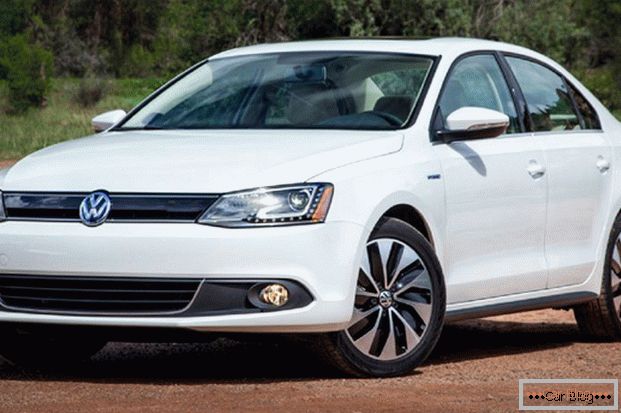 знешнасць автомобиля Volkswagen Jetta говорит о том, что перед нами настоящий «немец»