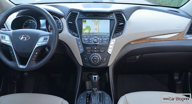 салон автомобиля Hyundai Santa Fe отличается наличием системы масса в водительском кресле и вместительным багажником