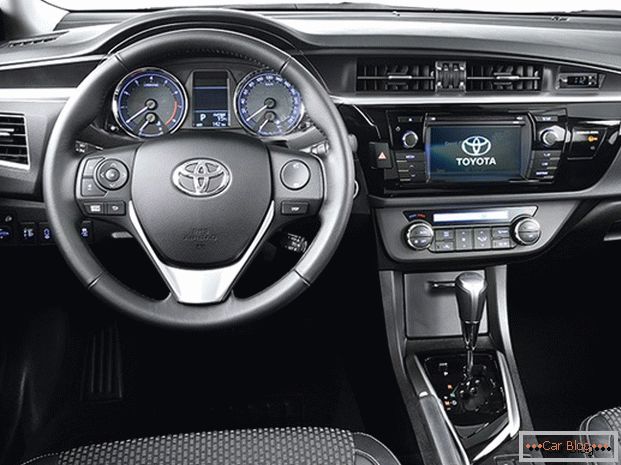 Салон Toyota Corolla адрозніваецца практычнасцю і камфортам
